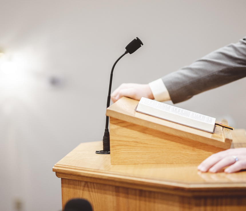 Imagem de um advogado no tribunal lendo um artigo