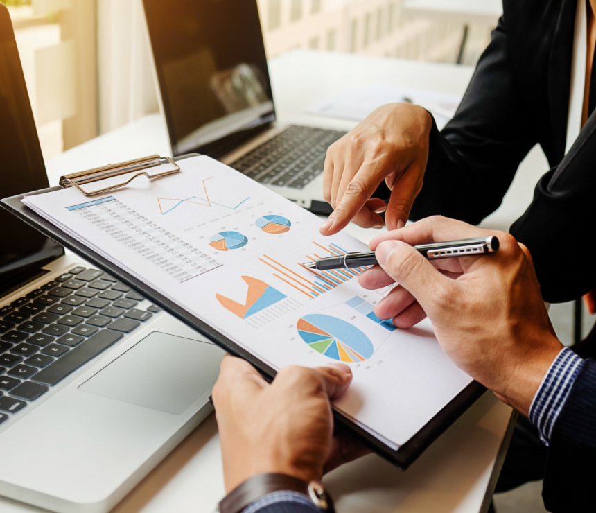 Foto de empresários fazendo análise de estatísticas